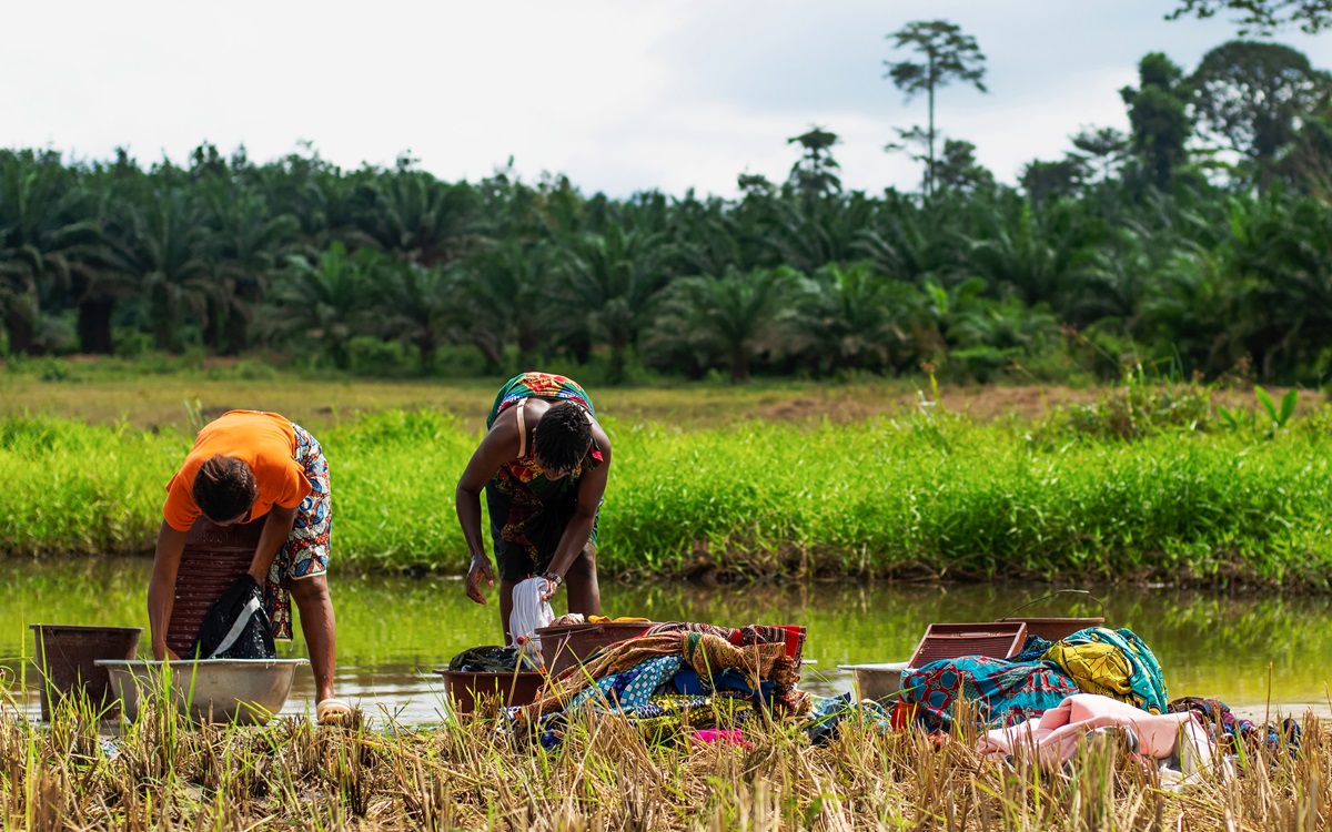 Women doing laundry in a swamp between Soubré and Okrouyo in Côte d’Ivoire.